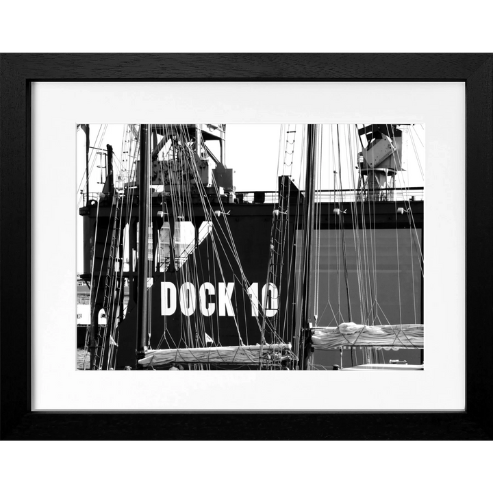 Cosman-Interior Rahmenfarbe: schwarz matt / Grösse: S (31cm x 25cm) / Motiv: schwarz/weiss Poster Hamburg Hafen "Dock 10" HH05E