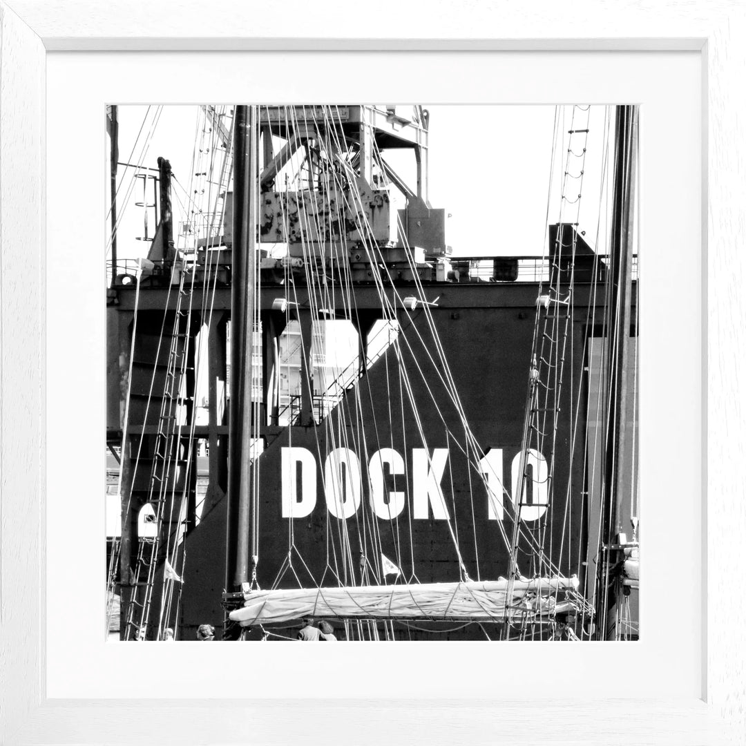 Cosman-Interior Rahmenfarbe: weiss matt / Grösse: Quadrat 55 (55x55cm) / Motiv: schwarz/weiss Poster Hamburg Hafen "Dock 10" HH11