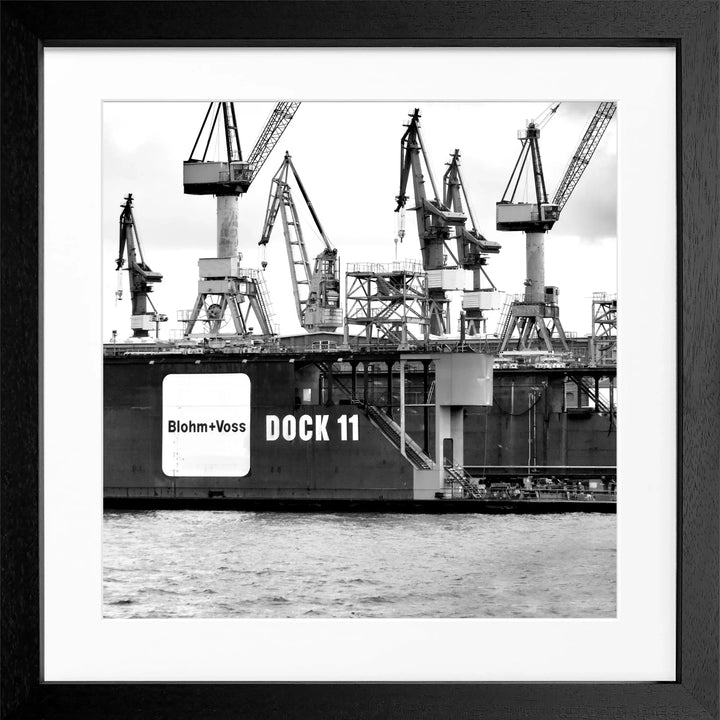 Cosman-Interior Rahmenfarbe: schwarz matt / Grösse: Quadrat 55 (55x55cm) / Motiv: schwarz/weiss Poster Hamburg Hafen "Dock 11" HH09