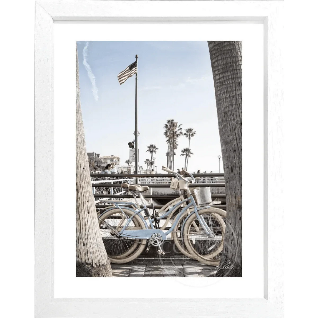 Cosman-Interior Motiv: farbe / Grösse: S (25cm x 31cm) / Rahmenfarbe: weiss matt Poster Kalifornien "Beach Bike" K187