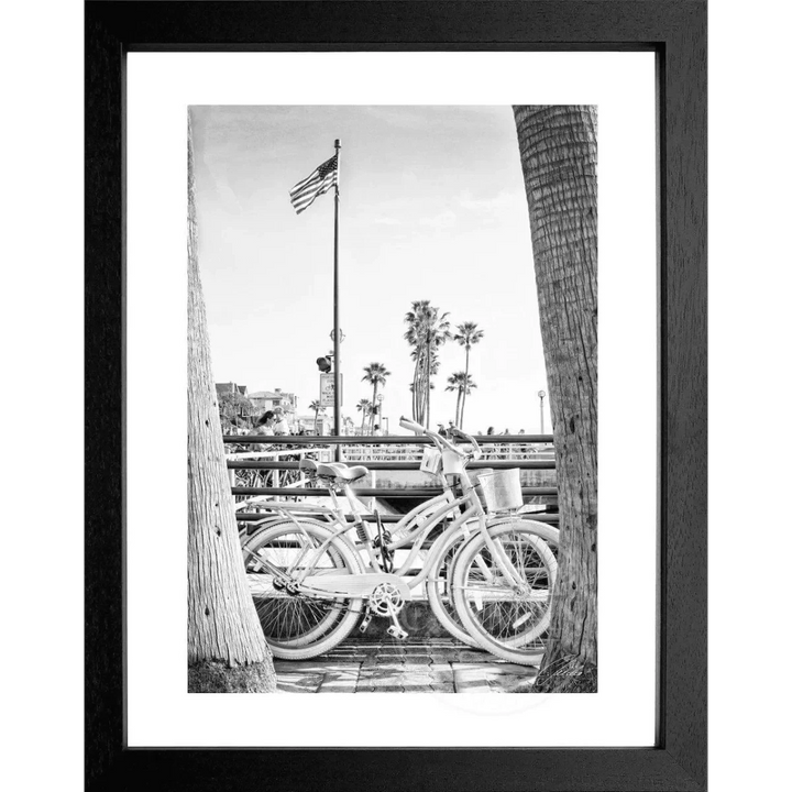 Cosman-Interior Motiv: schwarz/weiss / Grösse: S (25cm x 31cm) / Rahmenfarbe: schwarz matt Poster Kalifornien "Beach Bike" K187