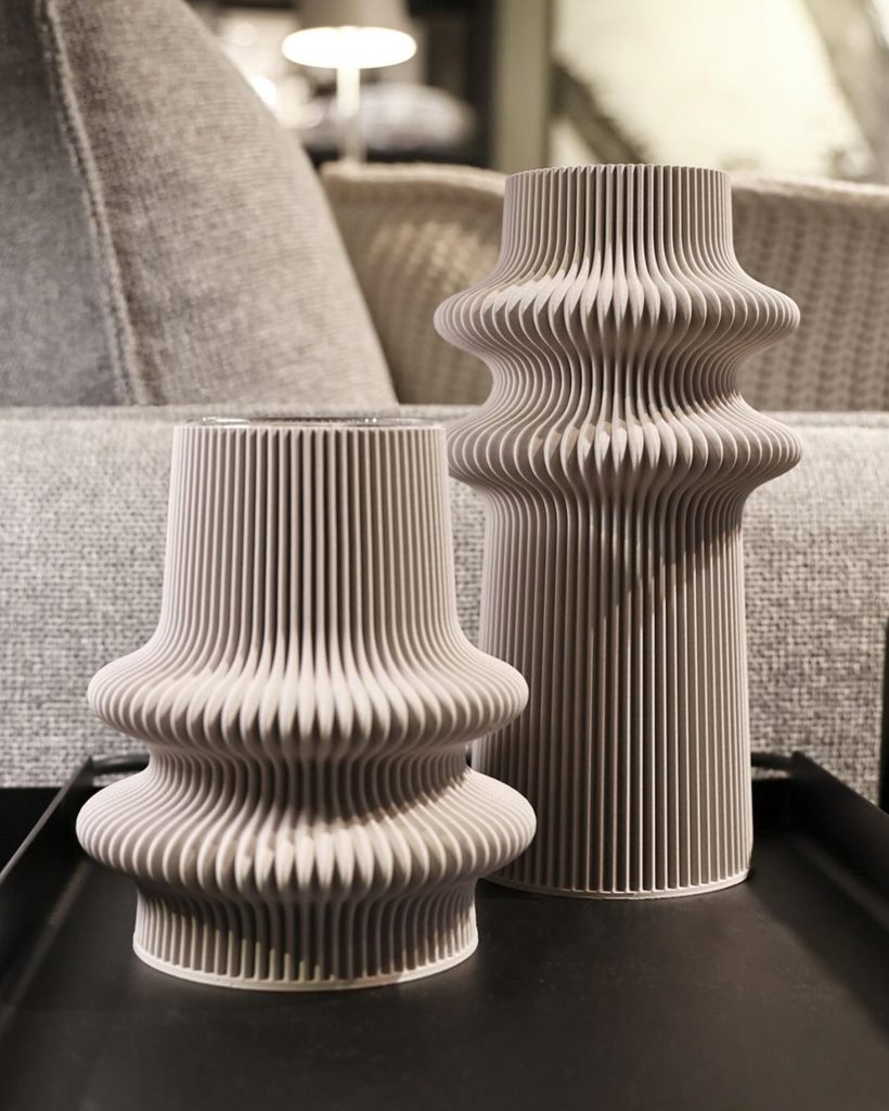 Zwei skulpturale Vasen als Wohnaccessoires im COSMAN-Interior Store in Hamburg