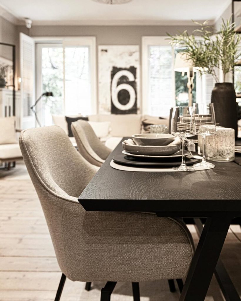 Gedeckter Esstisch mit Stühlen und Wohnaccessoires bei COSMAN-Interior