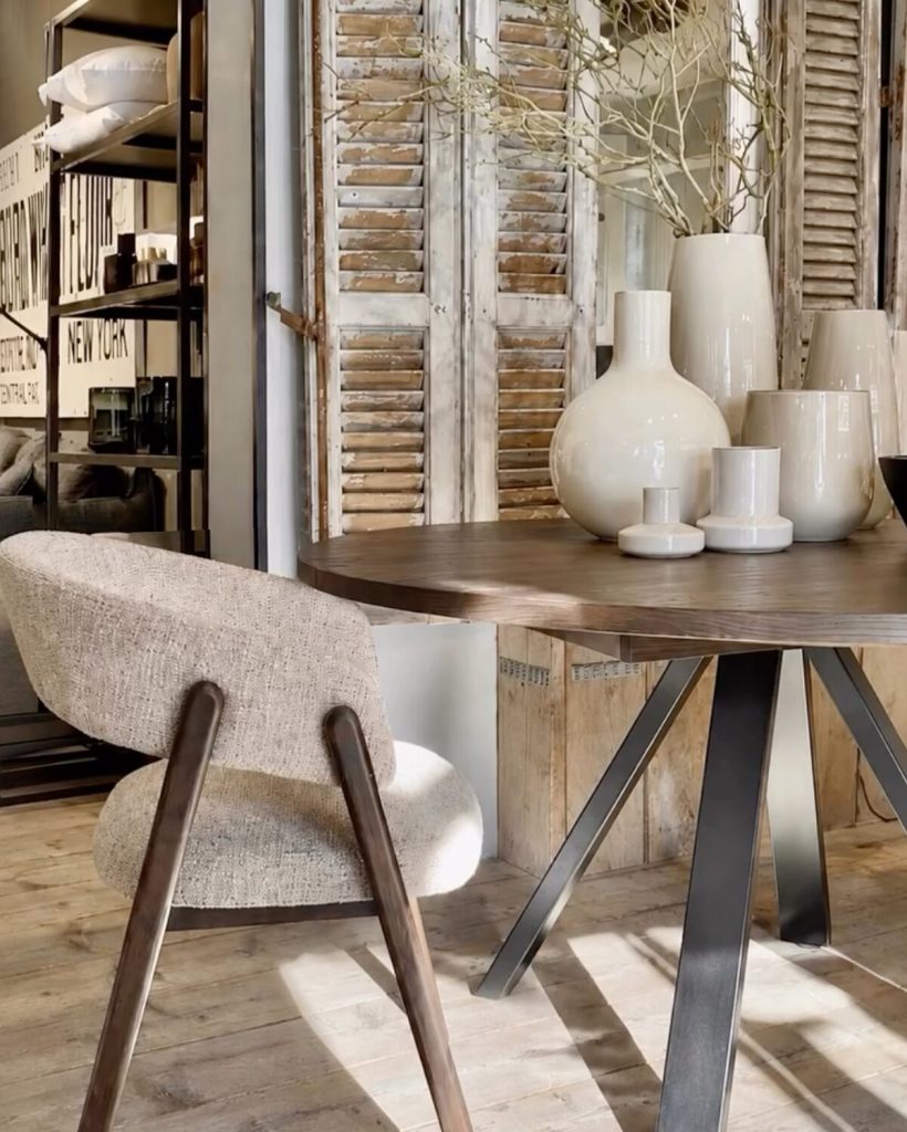 Esstisch mit Stuhl und weißen Vasen bei COSMAN-Interior